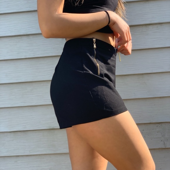 Zip Up Shorts - Picture 2 of 4